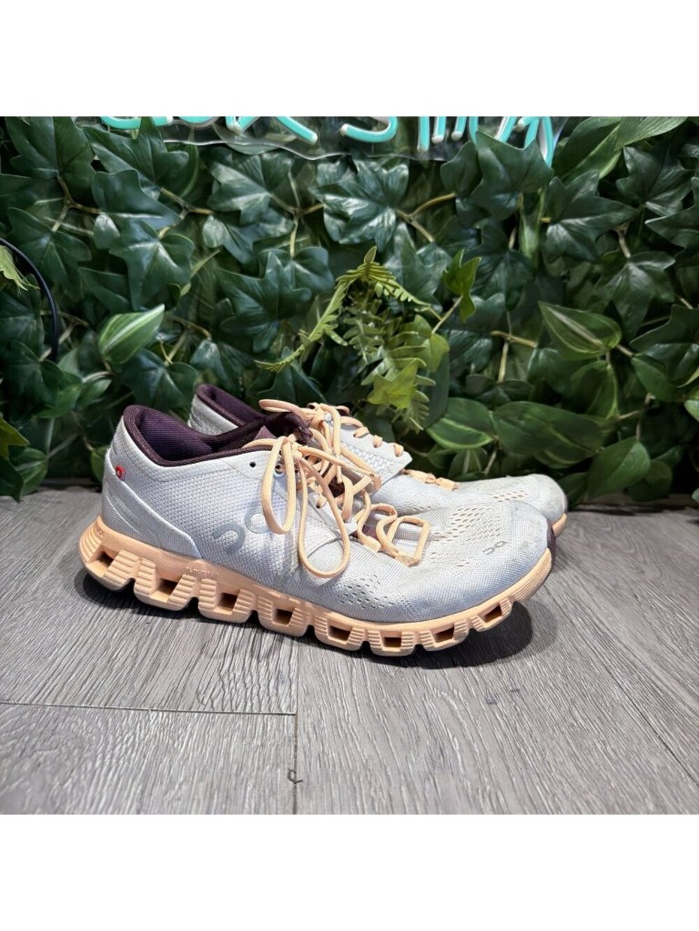 On Cloud X Swiss Engineering Women’s 8   Athletic Running Sneakers Gray Peach